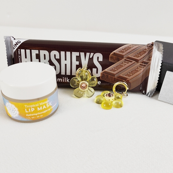 Nakamol Yellow Gummy Flower Earrings Gold Hardware Crystal Gem Stud Large New - Picture 6 of 9